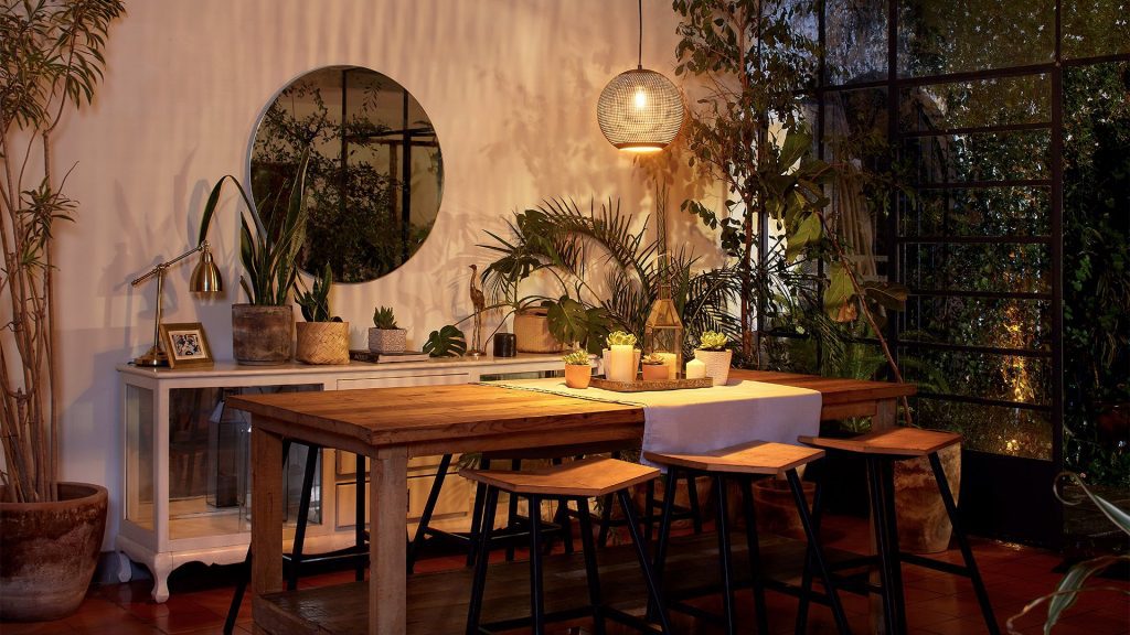 Lámparas decorativas modernas colgantes en sala de estar elegante Decoración de Lámparas Modernas | Tienda de Iluminación Expertos en Iluminación en Los Cabos, Cabo San Lucas y San José del Cabo