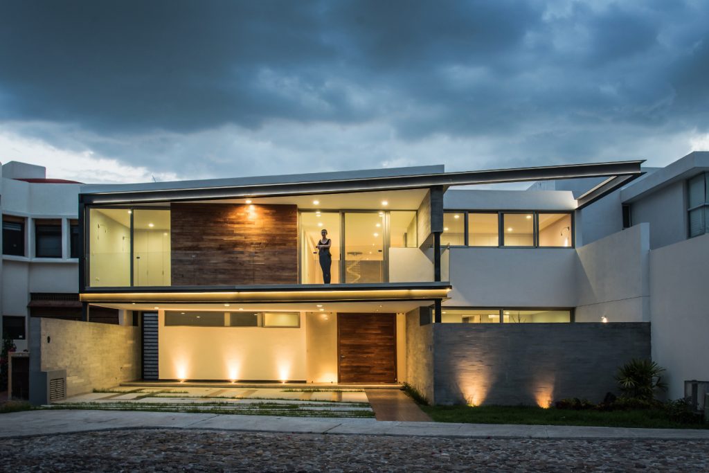 Lámparas decorativas modernas colgantes en sala de estar elegante Decoración de Lámparas Modernas | Tienda de Iluminación Expertos en Iluminación en Los Cabos, Cabo San Lucas y San José del Cabo